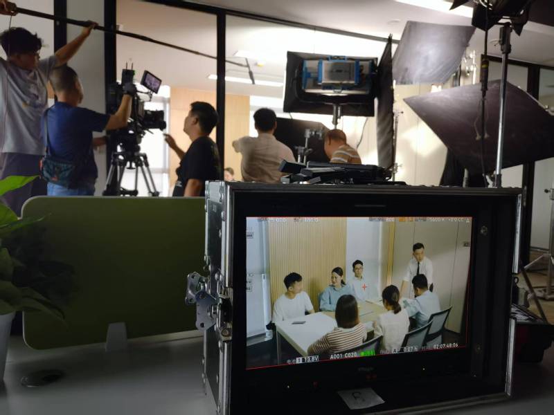 七星关区TVC拍摄公司：科技产品视觉化大师，诠释未来感与功能美学